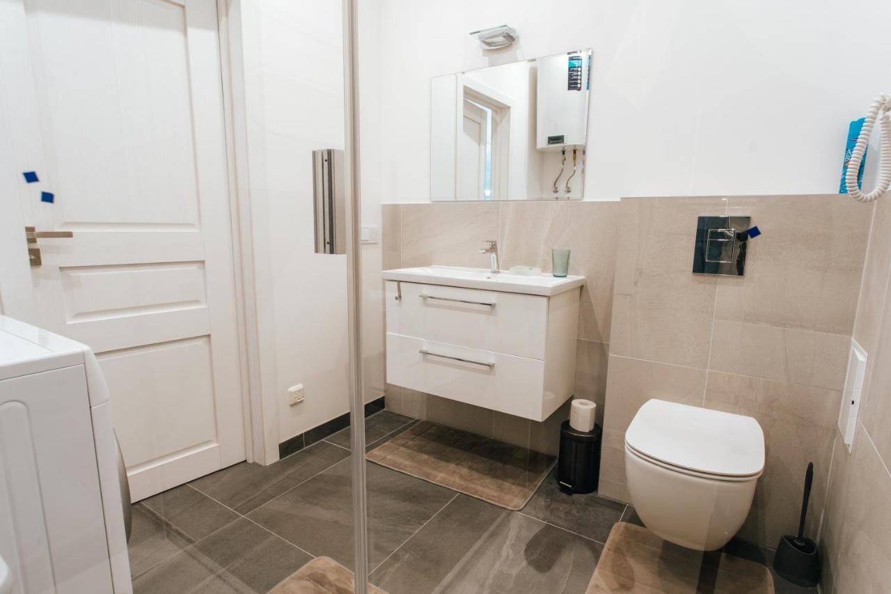 Central Comfort At Hanzas Residence, Stay Near Cafes, Bars, Museums & Esplanade Рига Экстерьер фото